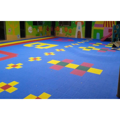 拼装地板批发，拼装地板安装，幼儿园悬浮拼装地板